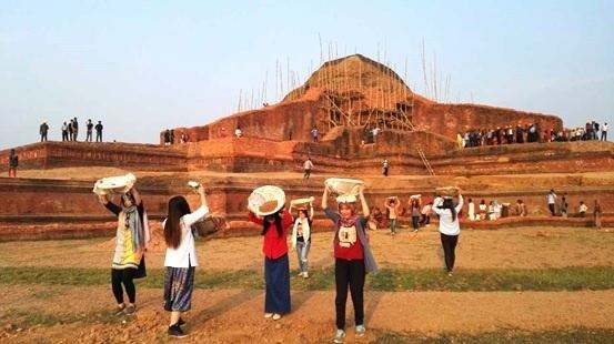 清华学子在孟加拉国帕哈普尔佛教遗祉参与体会当地人劳作。