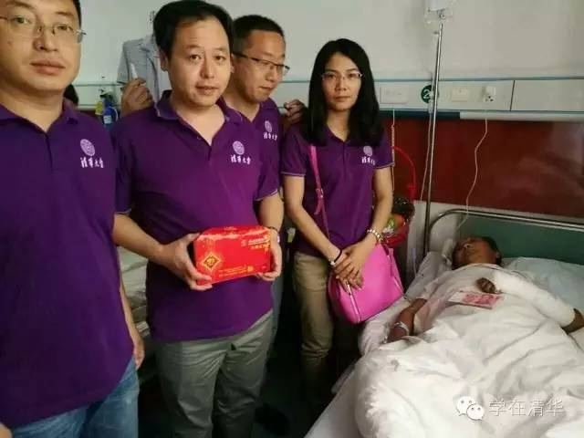 邢主任代表各位爱心同学献上捐款