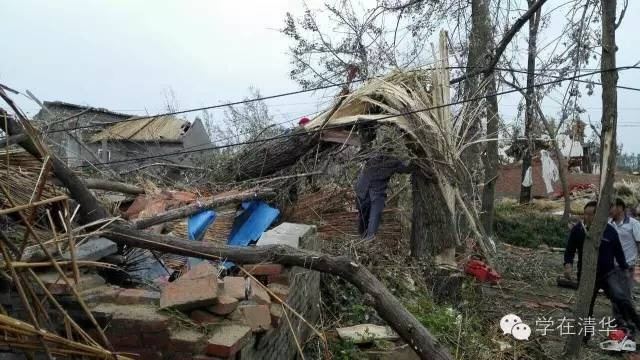 现场房屋受灾严重，遍地倒塌瓦砾