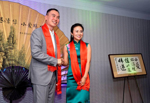 清华经管学院校友会秘书长、校友发展中心主任王海涛（右）为谢少毅校友（左）颁发聘书 